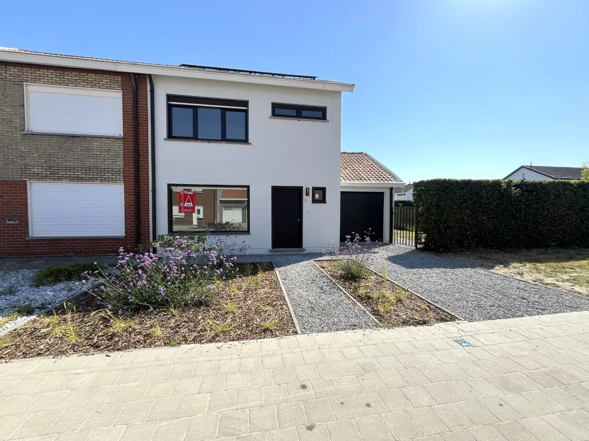 Ledegem – Volledig gerenoveerde halfopen woning met 3 slaapkamers en zonnige tuin