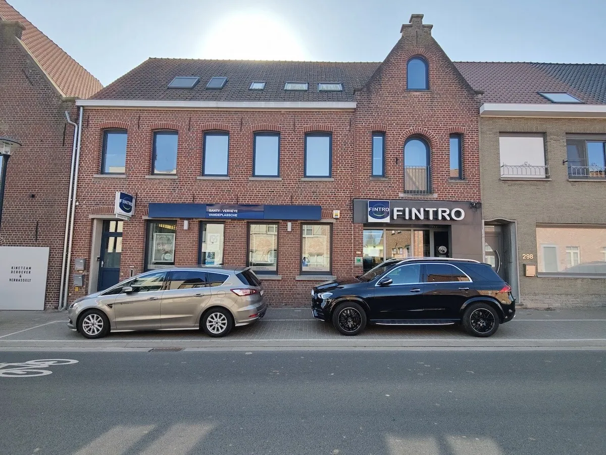 Beselare – Investeringspand met kantoorruimte en 2 verhuurde appartementen