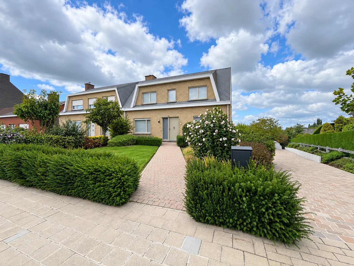Passendale – Halfopen woning met ruime oprit, tuin en garage