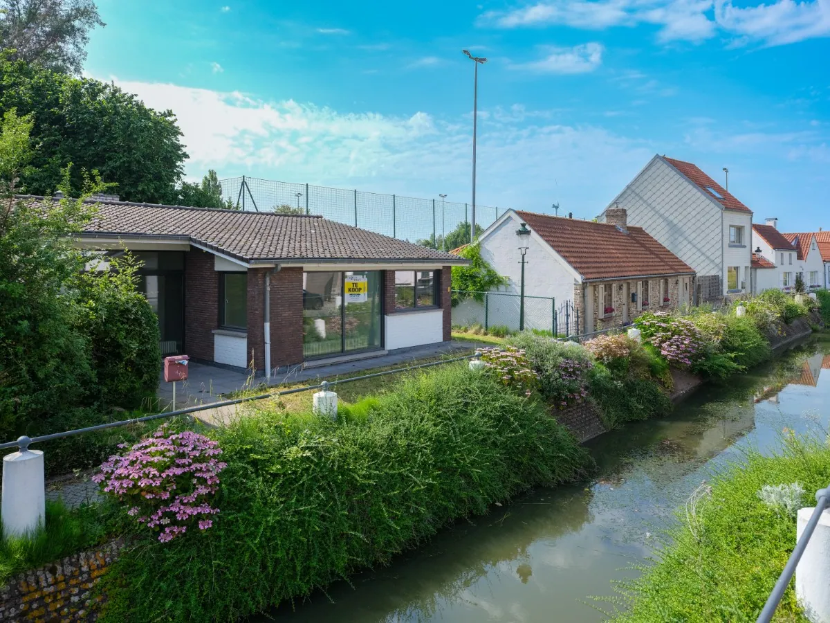 Lissewege – Voormalig dienstencentrum met potentieel langs het Lisseweegs Vaartje